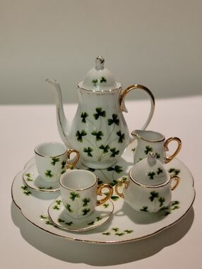 VINTAGE MINATURE SHAMROCK PORCELAIN TEA SET